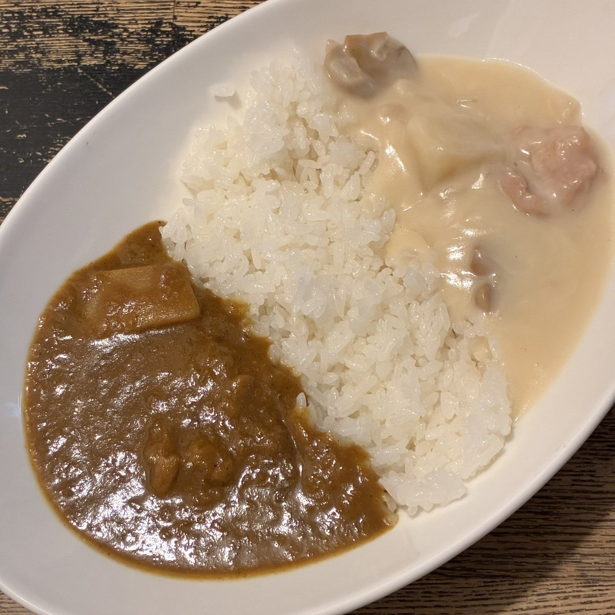 misodaru's tweet photo. 昼にインドカリーとクリームシチューの合い掛け。クリームシチューとご飯の食べ方については「わけかけ論争」が昔からあるけれど、私は強力な掛けちゃっておいしい派です。この明治銀座シリーズのシチューは特に濃厚を意識した仕立てでそれがご飯に合います。中村屋は間違い無し。 https://t.co/wA5fNXthhG