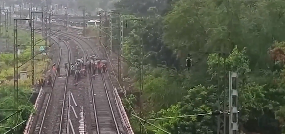 uniindianews's tweet photo. 🚨 #NewsAlert | Navi Mumbai, Maharashtra: Vashi–Thane Trans-Harbour railway services have been suspended after soil beneath the railway tracks was washed away. Repair and restoration work is underway.

#NaviMumbai | #Maharashtra | #Vashi | #Thane | #TransHarbourLine | #MumbaiRains | #RailwayServices | #TrainServices | #Waterlogging | #Monsoon | #Railway  | #UNI