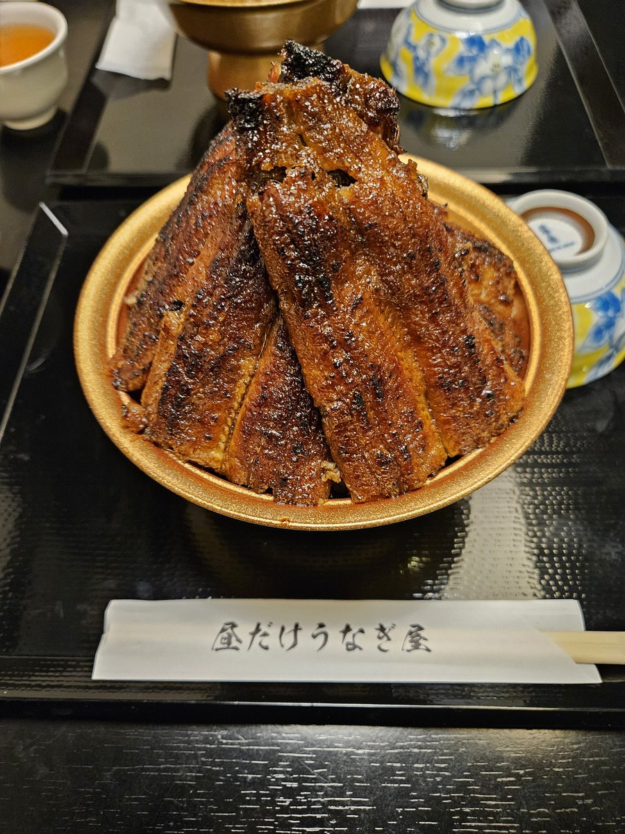 uf_hp1998's tweet photo. 久々に池袋へ。
JR池袋駅東口(南)から徒歩2分、｢焼きしゃぶ.jp｣の店舗を昼間に間借りして営業している｢昼だけうなぎ屋｣に。
名物の｢富士マウンテン うな丼｣は、関西風で表面をパリッと焼き上げた鰻が2尾乗った、インパクト強の一品。 https://t.co/ASGX8IP8FS