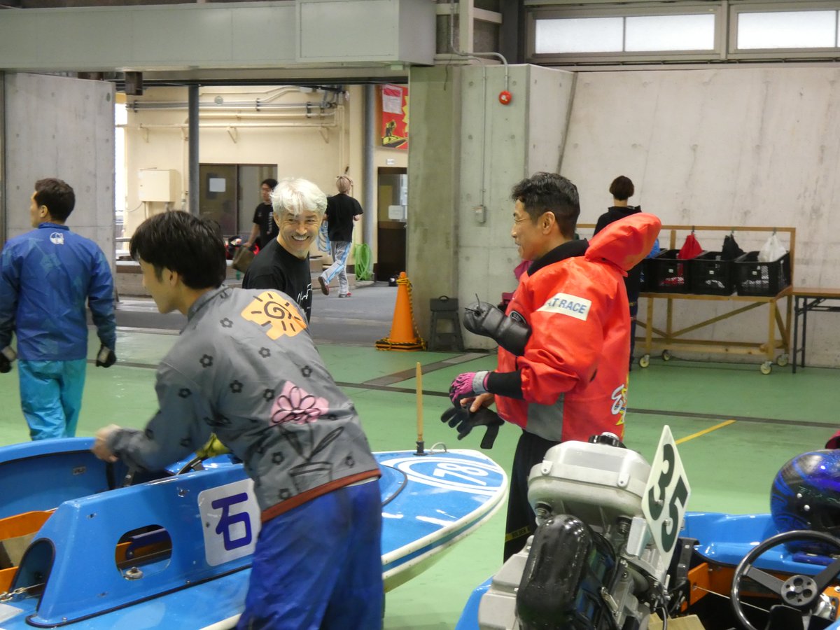 Kenkyu_BR's tweet photo. 【#ボートレース鳴門】
 #グランドチャンピオン

2日目5レースは #石野貴之 が3コースからまくり差して、3連単¥21,050の万舟決着に💵
レース後は昨日ともに整備をしていた #松井繁 と笑顔で振り返っていました😊 https://t.co/NEzedrK8Y7