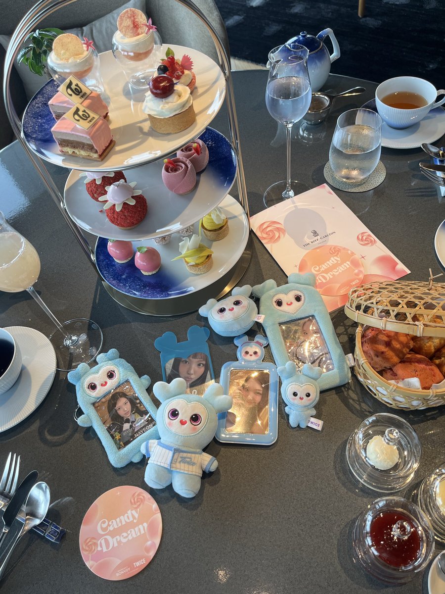 Rmoon0712's tweet photo. 息抜きにTWICEのアフヌン行ってきた🫖

サイン入りトート飾ってあったけど残念ながらナヨンちゃんのは他の所にあるみたい😢
甘い物多めだからセイボリーの美味しさが際立つ笑

大人めなコンセプトのアフヌンでしたっ💭 https://t.co/e4umZkQECI