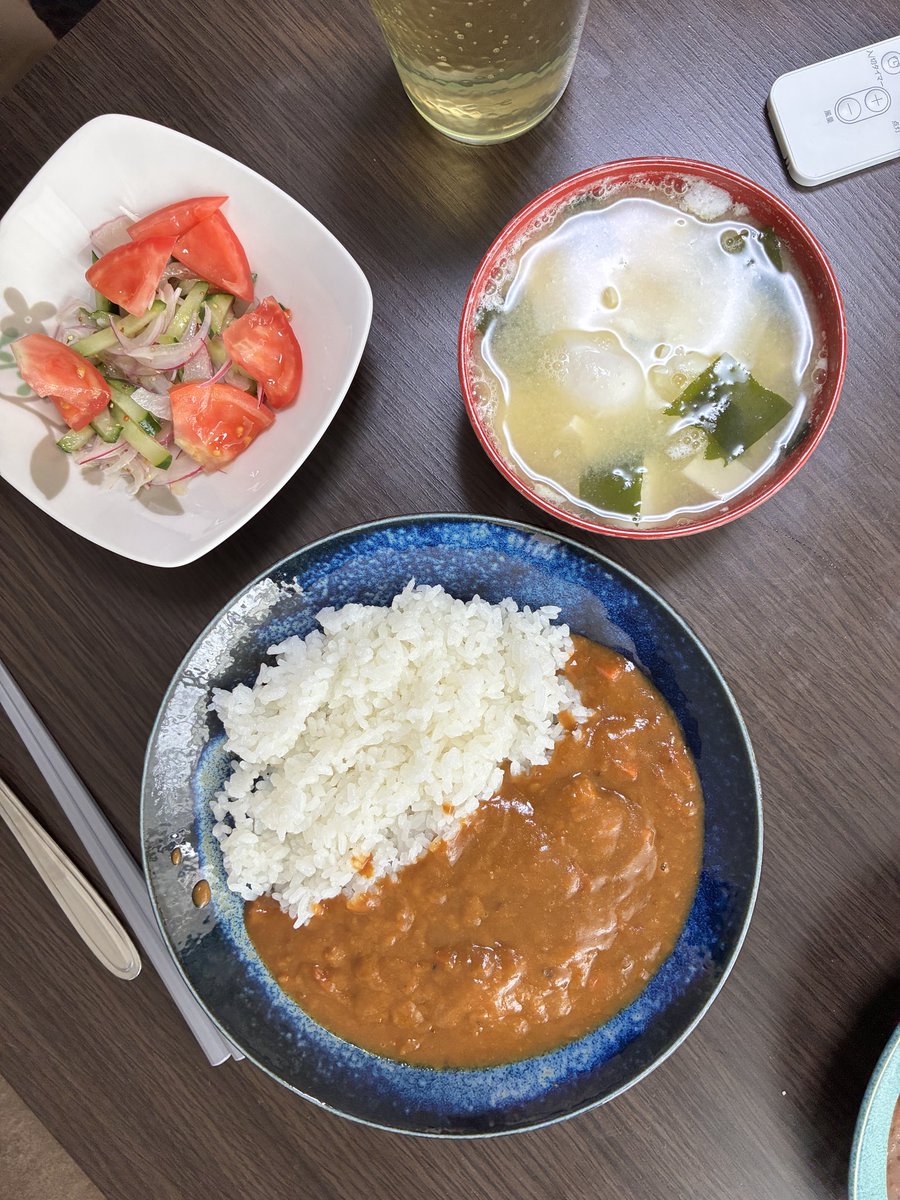 migu5643's tweet photo. #おうちごはん 

レトルトカレーごはん。久しぶりに食べたけど便利だなー
紫玉ねぎの粒マスタードドレッシングサラダもおいしかった😋 https://t.co/1a5zYWoAdG