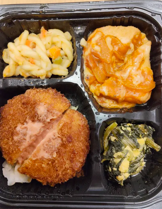 ONEGAME_hirakat's tweet photo. 利用者のゆきさんです。お昼ご飯は、チキンカツの梅マヨソースでした。梅マヨソースは、初めてでしたがチキンカツと美味しくいただきました。昼からも工賃作業、動画編集ともに楽しんでやるぞー！
　
#いいよねビオルネ
#onegame   #就労継続支援b型 #枚方ビオルネ #動画編集
  #利用者さん募集中 https://t.co/Bdcb57Qts6