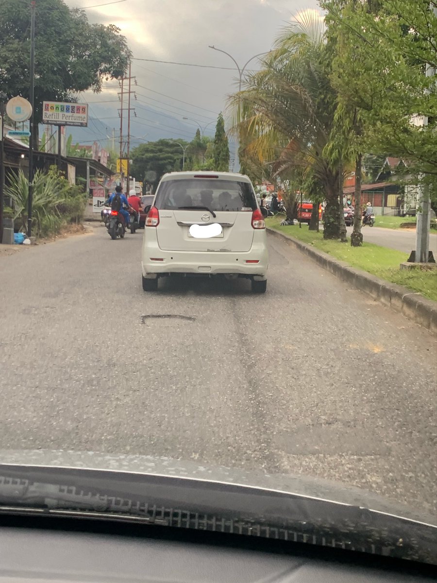 Hey_Kidoz's tweet photo. Ku kira Ertiga, ternyata Mazda.

Tp sbnrnya apa yg bikin Mazda ga serame toyota dll? Selain harga sparepart. Kayanya kalo bisa rawat mobil baik2, ga bakal sampe turun mesin juga ya kan https://t.co/Vvfmq9ucgP