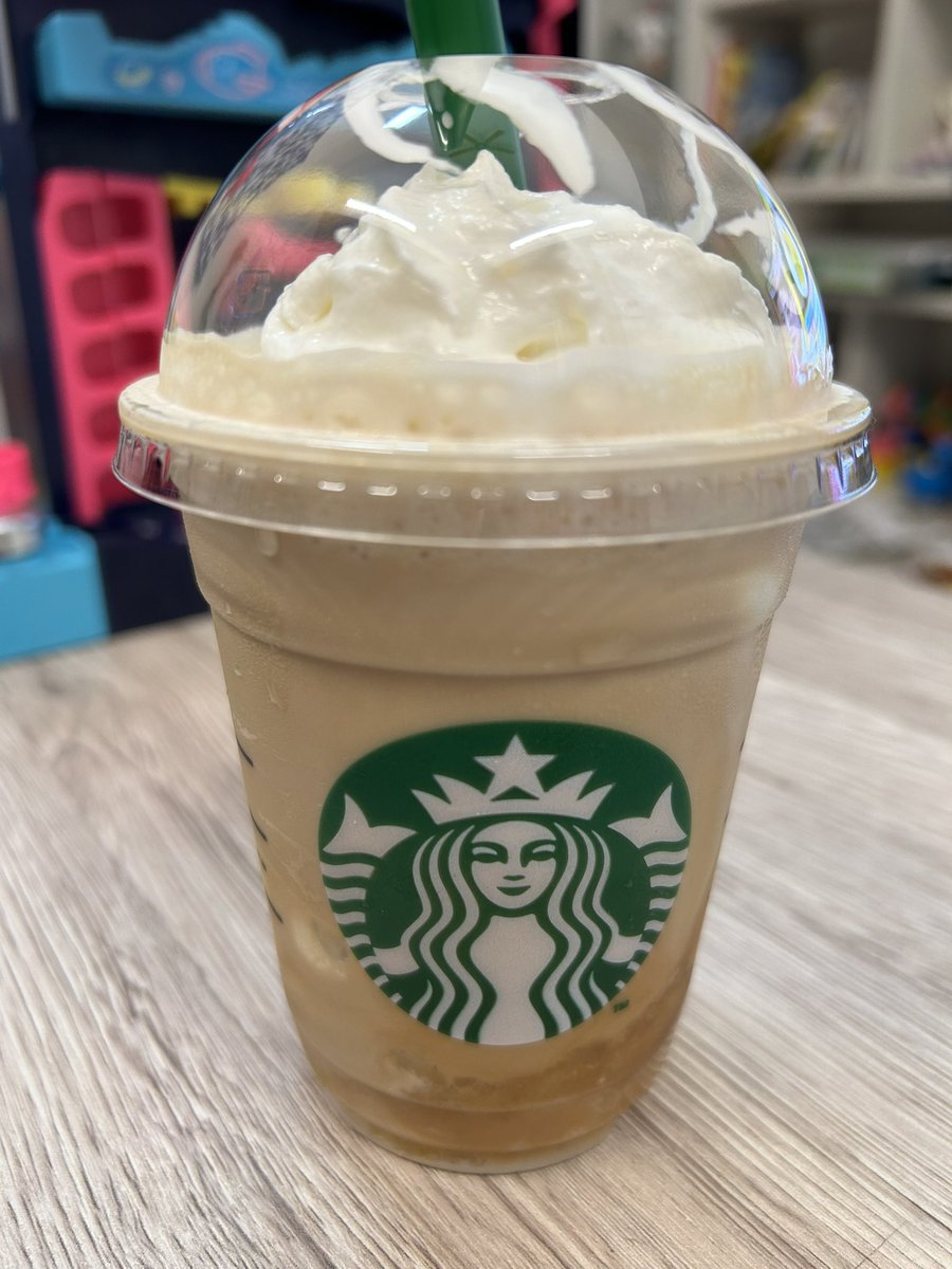 yumentamu's tweet photo. バナナフラペチーノ頼んだら、昨日まででしたって言われてしょげた。お姉さんが「バナナの余りあるから既存のフラペチーノに入れれますよ」って言ってくれて、アフォガードフラペチーノに入れてもらった。るんるん笑顔で帰ってきたけど、私にはアフォガード苦すぎたからオリゴ糖めちゃくちゃいれた。 https://t.co/K4uENL2I70