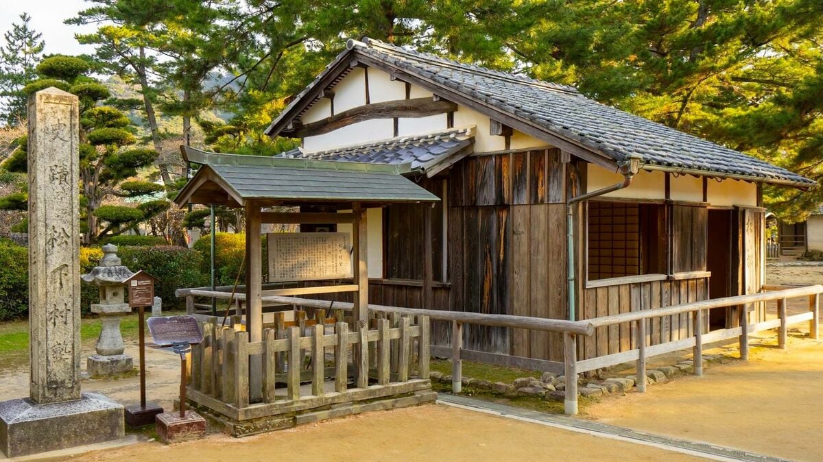JBpress's tweet photo. 脱藩、そして幕臣の屋敷に潜入した長州藩士・吉田稔麿の知られざる暗躍、吉田松陰の愛弟子が描いた大胆すぎる構想 《町田 明広》

安政4年（1857）9月5日、吉田稔麿は江戸御番手御供小使として、再び江戸に赴いた。

実は、この時期の稔麿の活動履歴を伝える文献は僅少である。

その中で、吉田松陰宛書簡（11月26日付）には、来島又兵衛・入江九一との親密な交際や、将軍継嗣問題等の政治問題について活発に議論していたことが記されている。

翌安政5年（1858）5月25日には、藩主毛利敬親に拝謁を賜った。

この頃、桂小五郎の紹介で斎藤弥九郎道場に通い剣術を磨いており、斎藤本人も桂宛書簡で「吉田栄太郎（稔麿）君大ニ御上達御悦可被下候」と、稔麿の上達ぶりを称えている。

久坂玄瑞書簡（松陰宛、10月15日）にも、「昨夜川崎屋同宿、今朝無逸（稔麿）を送候矣」とあり、稔麿は久坂と同宿するなど、松門生との日常的な交流が続いていたことが確認できる。

▶続きを読む（コメント欄へ）

@machi82175302