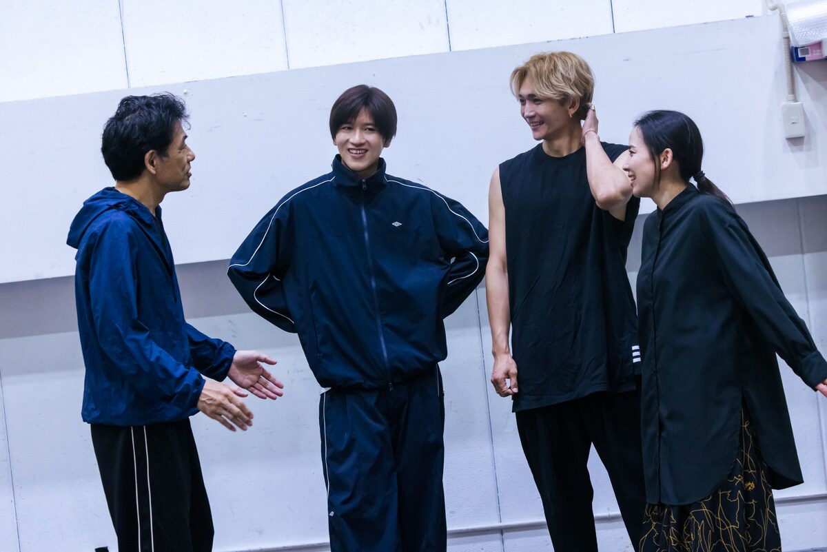 stage_natalie's tweet photo. 【稽古場レポート】ミュージカル「空白の響き」稽古場写真到着、中川晃教・島太星ら出演
https://t.co/wJABSkl2Sy https://t.co/1b0DXXblda