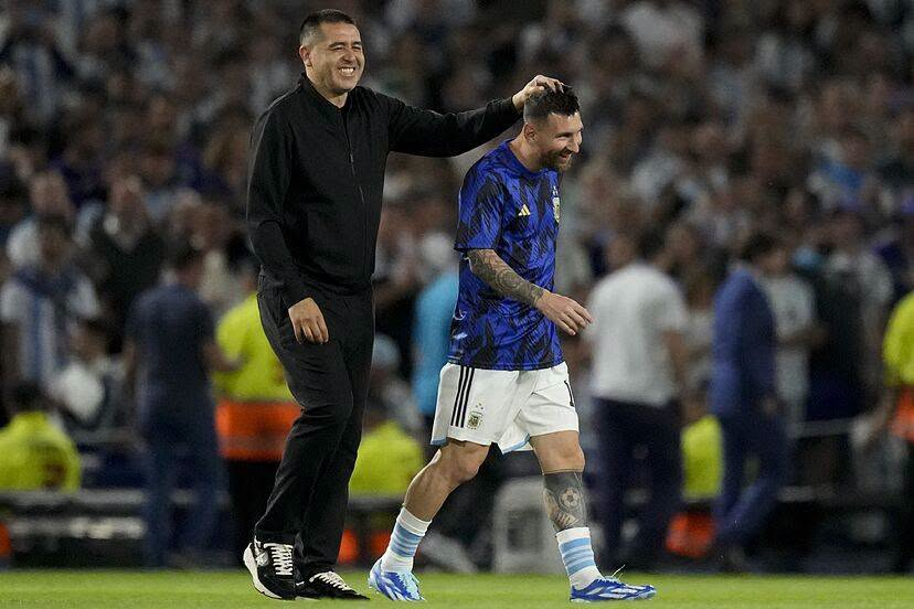 la12tuittera's tweet photo. 🎂Feliz cumpleaños al FÚTBOL.⚽

🔝Juan Román #Riquelme cumple 48 años.

🔝Lionel Andrés #Messi cumple 39 años. https://t.co/G4ER6Sb563