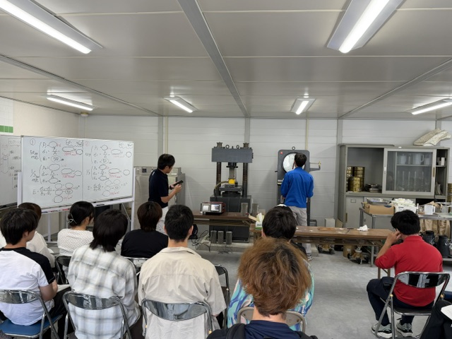KANBOULab's tweet photo. 環境防災では、取引企業様各社の皆さんにご協力をいただき、建築デザインを学ぶ大学生の皆さんにコンクリート試験方法について講義を行いました。
（試験内容：圧縮強度試験＋静弾性試験）
何気ない暮らしを支える、材料試験の大切さを感じていただく機会を
いただきありがとうございました。
（講演者：建材試験事業部　以西部長代理）
徳島文理大学にて

KANBOURAB広報