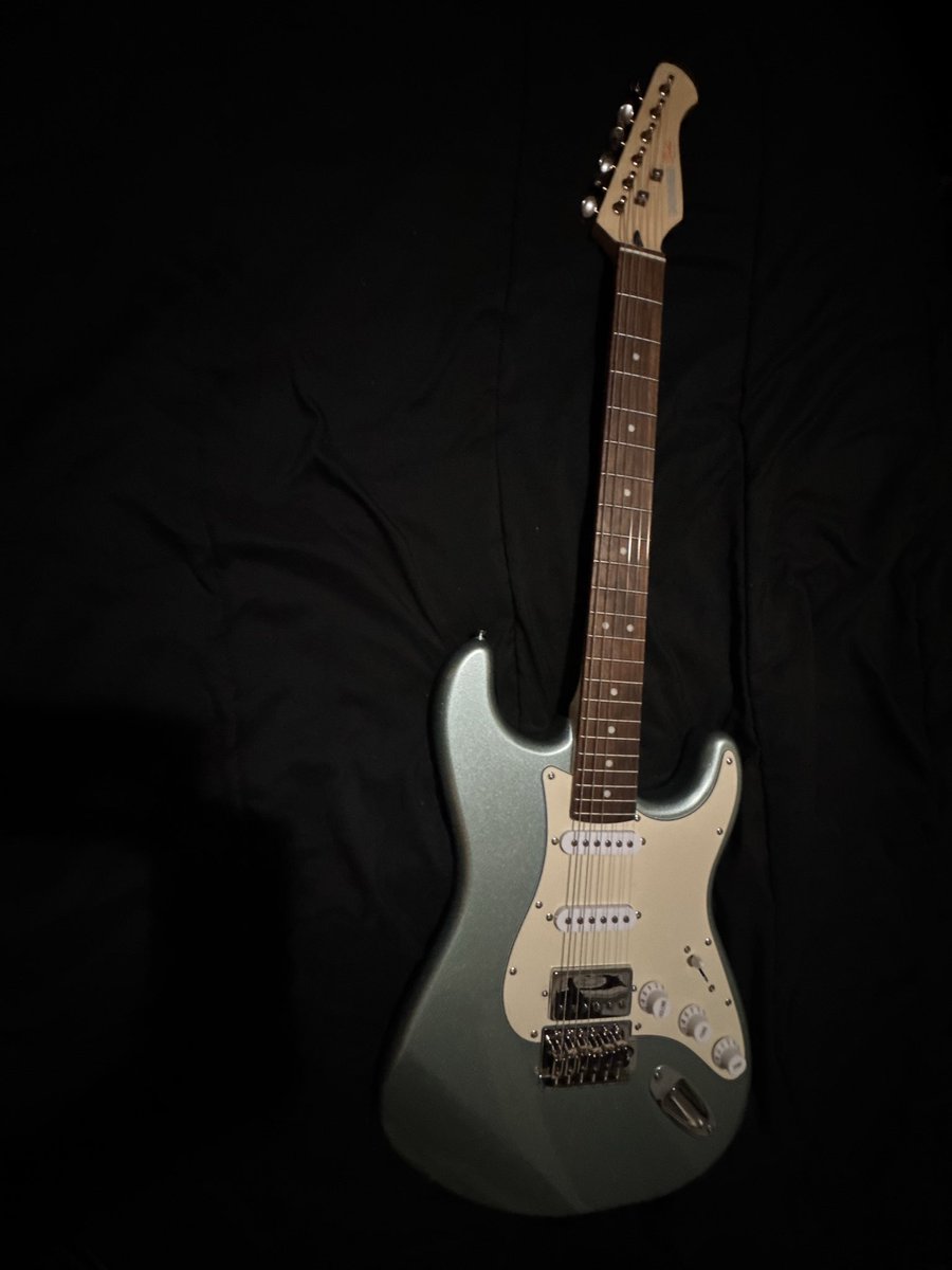 SeparatedMar's tweet photo. New guitar arrived 😳 so happy https://t.co/lTE5dFNA4y
