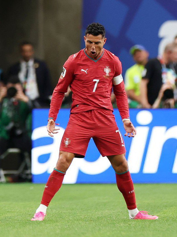 TheWisdomNow's tweet photo. Cristiano Ronaldo hits 975 career goals. Closer and closer to 1000 goals milestone. https://t.co/T5ZpgP70U6