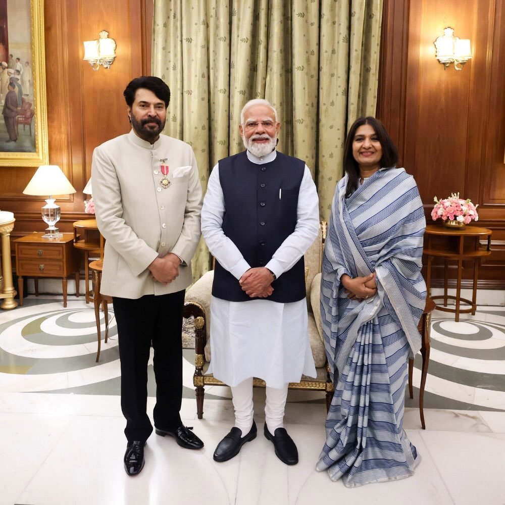 filmfare's tweet photo. A proud family moment. ❤️ 

#DulquerSalmaan and #Mammootty pose with Prime Minister #NarendraModi as Mammootty was honoured with the Padma Bhushan yesterday. 

#FilmfareSouth https://t.co/Y0HU9boEV2