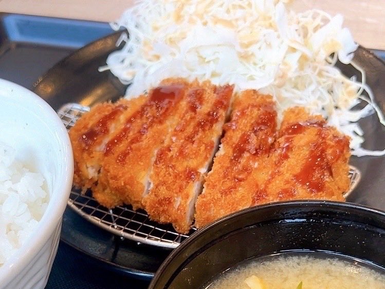 a_demonaiyo's tweet photo. ロースカツ定食を食べました。
#おひるごはん https://t.co/EYhc3IvSvD