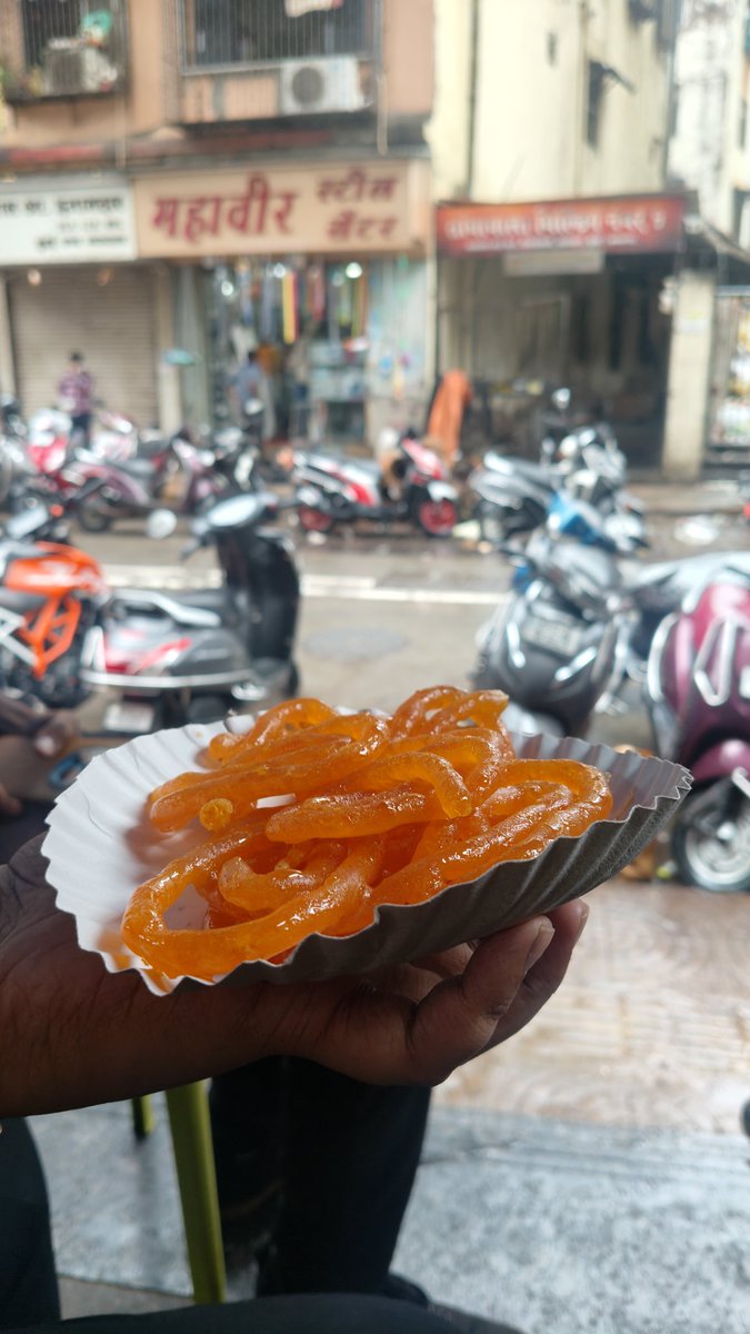 dilbolememes's tweet photo. Barish mai garam garam jalebi >>> https://t.co/9KBNEBFmKb