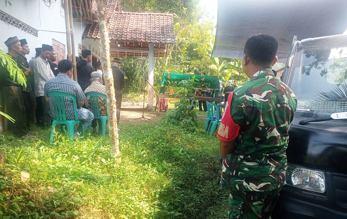 pendim0731's tweet photo. Babinsa Gerbosari Koramil 04/Samigaluh Kodim 0731/Kulon Progo Serka Ardiansyah, Rabu (24/6/2026), melaksanakan takziah untuk turut berduka cita dan mendoakan atas meninggalnya Almarhumah Ibu Tukilah Kismo Wiyono, warga Padukuhan Dukuh, Kalurahan Gerbosari, Kapanewon Samigaluh. https://t.co/aZDbGM9BYa