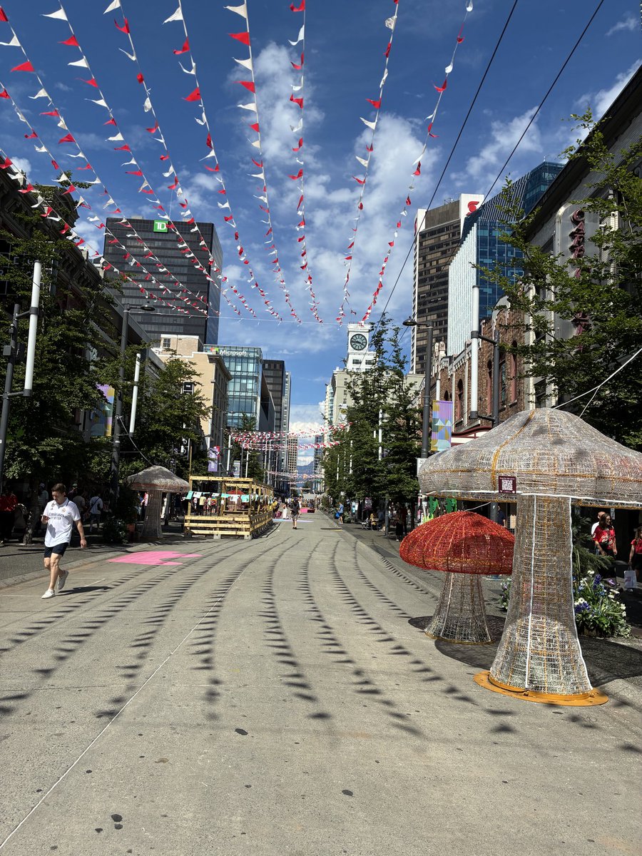 yfm_tozai's tweet photo. Inバンクーバー🇨🇦
4年前のカタールと異なって16都市開催だから多国籍のファンの雰囲気味わえないかと思ってたけど、
グアダラハラで試合のはずのコロンビアサポーターも街並みに沢山いてPUBで盛り上がっているの見るとW杯来たな〜！って感じで最高！ https://t.co/3D0W083h0e