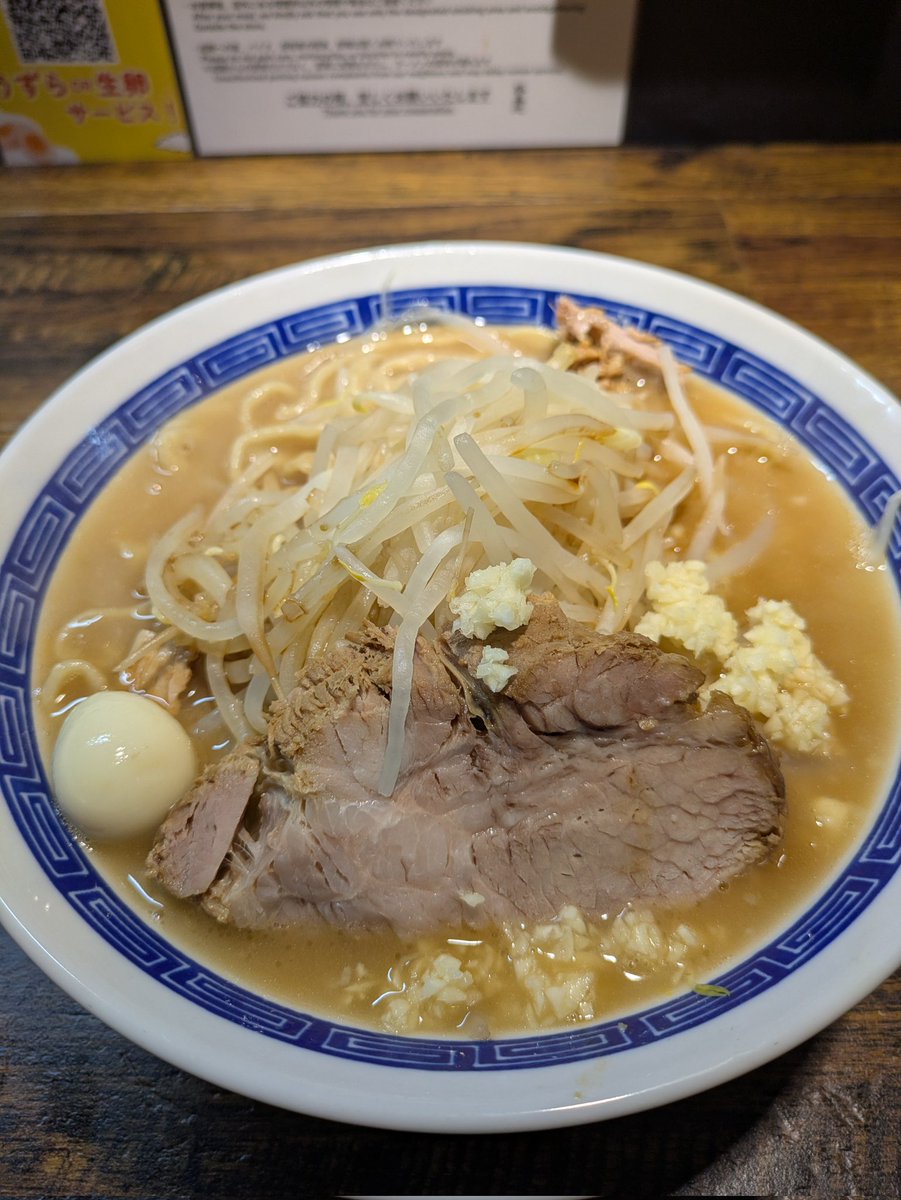 anchor323's tweet photo. 6月23日　豚基地
300㌘、豚1枚、野菜普通、脂なし、カラメ、ニンニク少な目

2度目の訪問。
20時着で空席4。
おや？
前回を教訓に少しアレンジ注文。

店内綺麗なんだけど、床がヌルヌルする。

空いているせいか、一杯一杯丁寧に作っている。
麺の茹で加減が良かった！
前回より相当旨い！ https://t.co/HWhywk7vAj