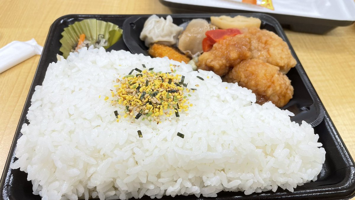 JonKichi36's tweet photo. #お昼ご飯 
 #ローソンポプラ
  #ポプ弁 
でたよ(  ･᷄-･᷅ )ご飯普通でって頼んだのに、この爆盛りなんだよ！！ https://t.co/LztlFqgZO6