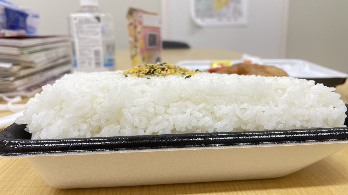 JonKichi36's tweet photo. #お昼ご飯 
 #ローソンポプラ
  #ポプ弁 
でたよ(  ･᷄-･᷅ )ご飯普通でって頼んだのに、この爆盛りなんだよ！！ https://t.co/LztlFqgZO6
