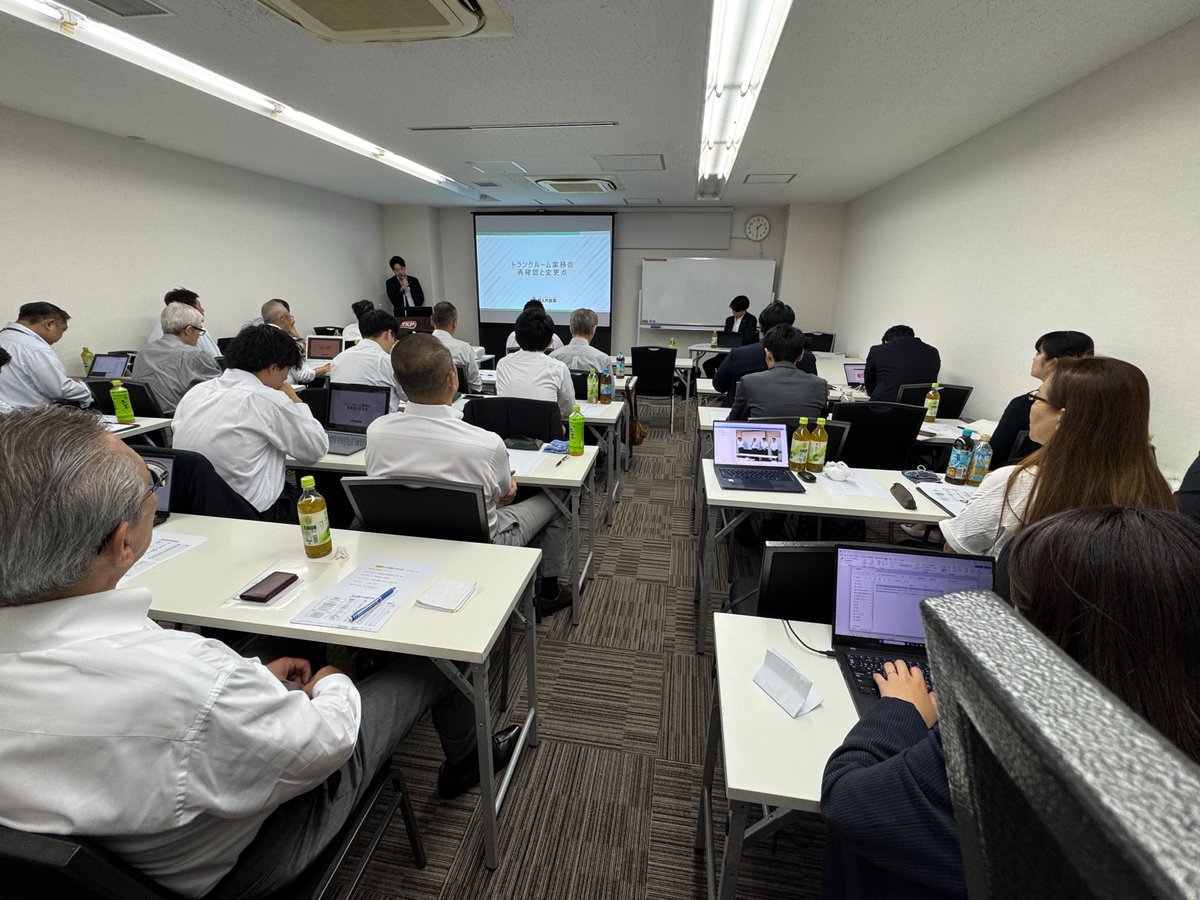 container_oshii's tweet photo. 本日は全国6ブロックで実施してきた担当者会議の最終回、関東会議を行いました。
#トランクルーム は「預けて終わり」ではありません。
現場でどう守るか、どう使いやすくするか。
各担当者でしっかり共有👍
引き続き、安心して預けられる場所づくりを続けていきます💪
#収納サービス #押入れ産業 https://t.co/x4Gjv80y6W