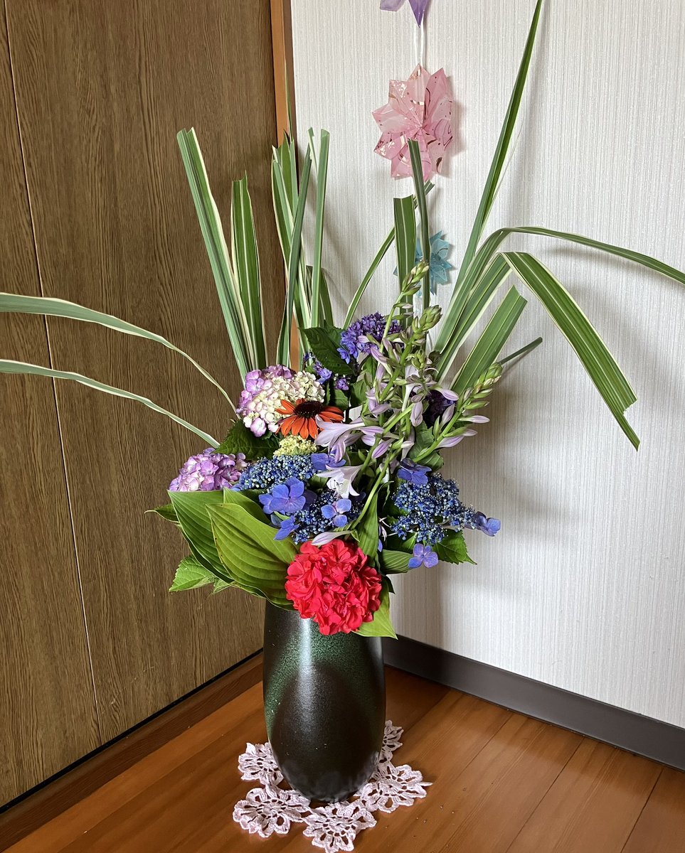 929Sumi's tweet photo. 先日　自宅で爺ちゃんの50回忌法要と婆ちゃんの33回忌法要を済ませました。
　なかなか50回忌法要が出来ないと言われますよね。
　他の方から『良い事したね』と何度も言われました。
　法要の為に自宅の花々を仏壇に。
頂き物のお花を飾りました。🤩 https://t.co/Z5FBtc8EDn