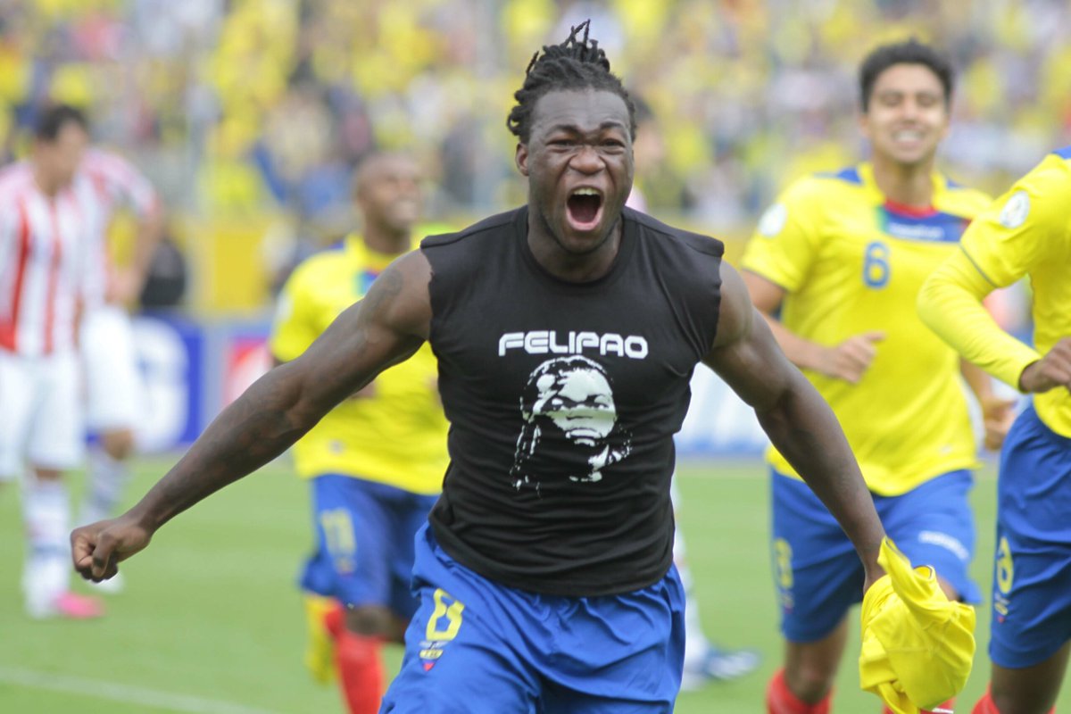 DiegoGArgota21's tweet photo. 𝐂𝐀𝐌𝐈𝐍𝐎 𝐀 𝐋𝐀 𝐆𝐋𝐎𝐑𝐈𝐀

Cuando tenía 15 años, Felipe Caicedo se presentó a un Reality Show que buscaba talentos futbolísticos para salir de la pobreza de su barrio. Él fue uno de los 10mil niños que hizo la prueba. Ganó y se dio a conocer al mundo.

Dentro Hilo🧵 https://t.co/SirjrwPCbz