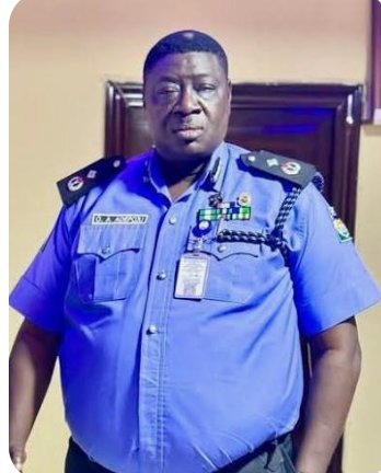 Omatune's tweet photo. This is the new Rivers State police commissioner,

All his recent emergency actions, these past week, like:

Removal of Oyigbo DPO
Sanctioning improper dressing 
Addressing illegal roadblocks..are well applauded.

Howeve, don't forget that when a new commissioner is deployed, he'll remove THEIR men and fix HIS men...

You think roadblocks will suddenly end in Rivers State?

Are you people also telling me that, we the citizens have made up our mind to trust a police officer with this kind of stomach, under Tinubu's regime?.