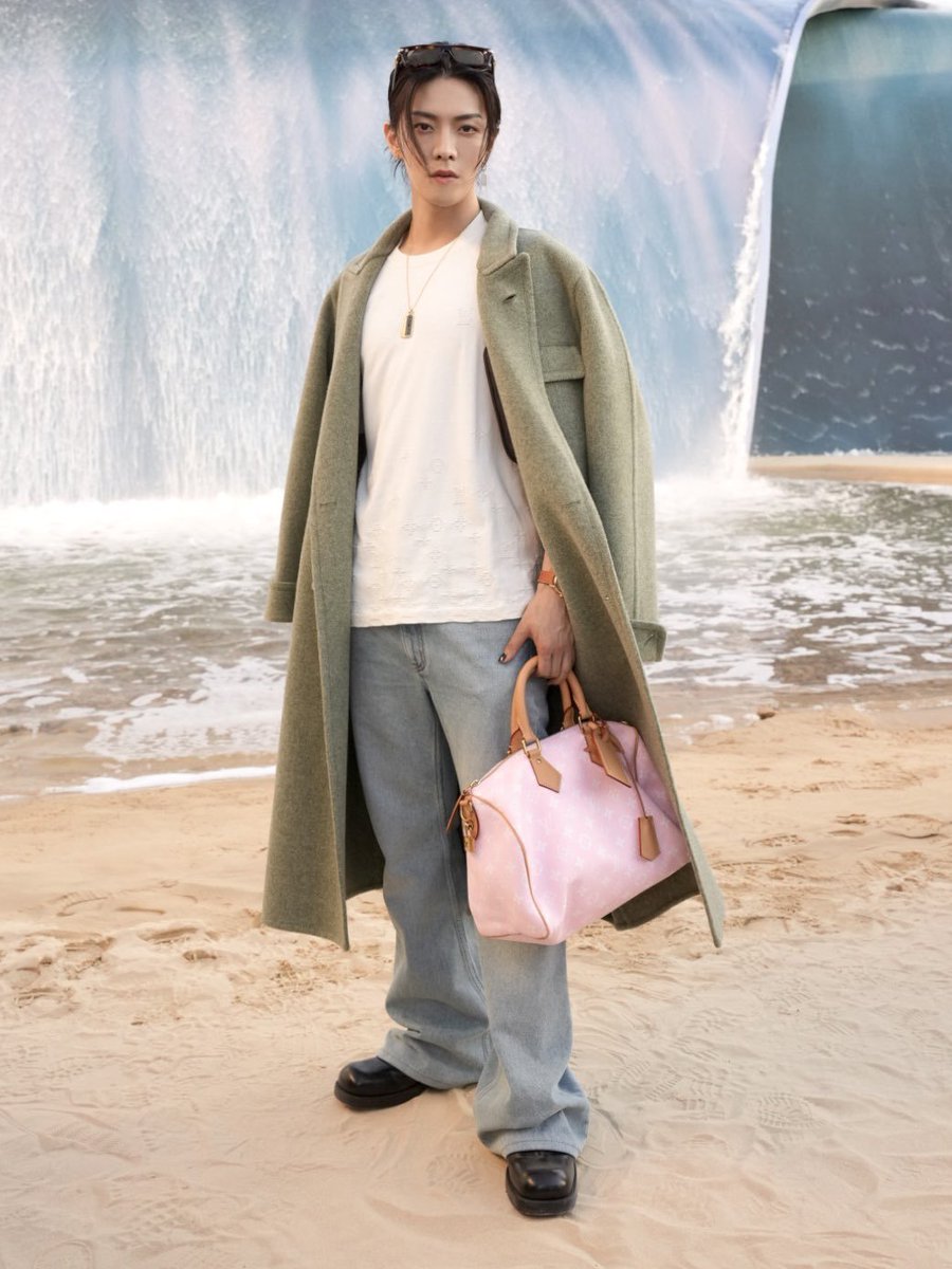 karn_vas's tweet photo. หนุ่มญี่ปุ่น 😘

YUTA rides the tide with Louis Vuitton at PFW
#LouisVuittonxYUTA #LVMenSS27 @LouisVuitton https://t.co/9acSNG8wwT