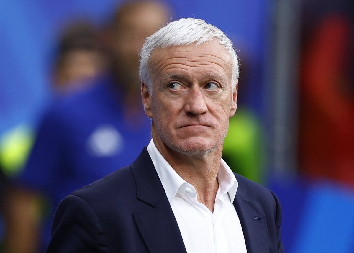 JBmedia95's tweet photo. Didier Deschamps contraint de quitter momentanément les Bleus. Le sélectionneur français a pris la direction de la France afin d’assister aux obsèques de sa mère, a annoncé la Fédération Française de Football (FFF). 

Il ne sera donc pas présent sur le banc lors de la troisième sortie des Tricolores face à la Norvège dans cette Coupe du monde 2026. 

Pour cette rencontre capitale dans la course à la première place du groupe, c’est son fidèle adjoint, Guy Stéphan, qui dirigera l’équipe depuis le bord du terrain.#Artilien