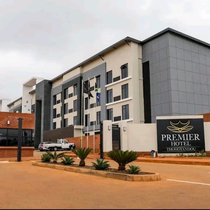 __T_touch's tweet photo. Tsakani Masia built 2 luxury hotels in Limpopo including R194M Premier Hotel Thohoyandou with 120 rooms + conference centre. 
This is black excellence 🙌🏿❤️🏢 https://t.co/nyHM7zeZ0M