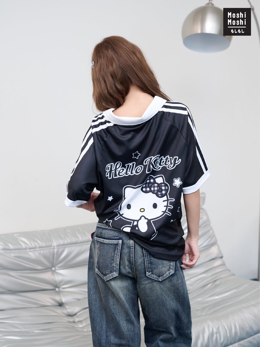 MoshiMoshiTH's tweet photo. 🎀 New Updates! Moshi Moshi Black & White Hello Kitty Jersey 🖤🤍​
บอกเลยว่าสาวก Hello Kitty 💖 บอกเลยว่า ไม่มีไม่ได้แล้ว! 😍​
​
👕 เสื้อ Jersey คอลใหม่จาก Moshi Moshi มาในสไตล์ที่ทั้ง Cute & Cool 😎​
ใส่แมตช์กับลุคไหนก็เอาอยู่ เป็นเสื้อสุดคิ้วท์ที่ต้องมีติดตู้ไว้เลยย 👀​
​
💸 ราคาเพียง 429.- เท่านั้น!​

📏 มีให้เลือก 2 สี 🖤🤍 2 ไซส์​
🔹 Free Size: อก 42” | ยาว 26.5”​
🔹 Oversize: อก 46” | ยาว 28.5”​
​
🪄 พิกัดความคิ้วท์แบบนี้ ต้องที่ร้าน Moshi Moshi​
🛍️ หรือช้อปออนไลน์ได้ง่าย ๆ ผ่านช่องทางออนไลน์ของ Moshi Moshi​ คลิกลิงก์ด้านล่างได้เลยยยยย 💕✨

​🧡Shopee: https://t.co/CvYAsKHHBo​
🖤TikTok: ​ https://t.co/oV4wsHgyvN
​
พบกัน LIVE เปิดตัววันแรก ​
🎀ที่ช่องทาง TikTok 24 มิ.ย. 69 | เวลา 2 ทุ่มตรง พร้อมรับโค้ดส่วนลดสุดคุ้ม ! ​

#MoshiMoshi #โมชิโมชิ #NewCollection ​
#Sanrio #MoshiMoshiJersey #HelloKittyJersey