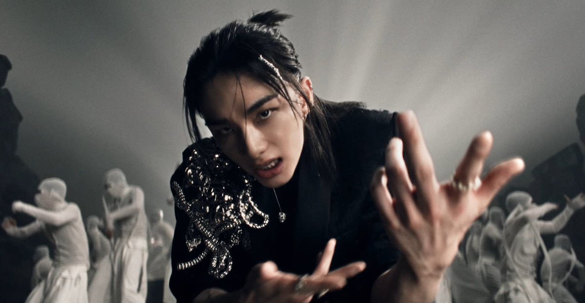 hwanghungjin's tweet photo. hands 🤤 https://t.co/JNoPcV671W