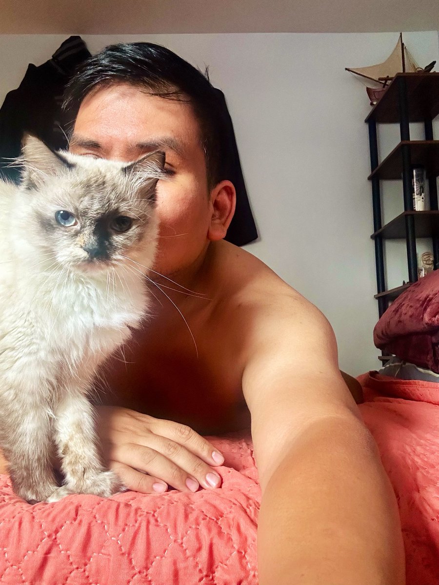 Chojeeeee's tweet photo. Good morning from me and cat who’s my walking alarm clock 😅🐱 https://t.co/9J9GaHbaZj