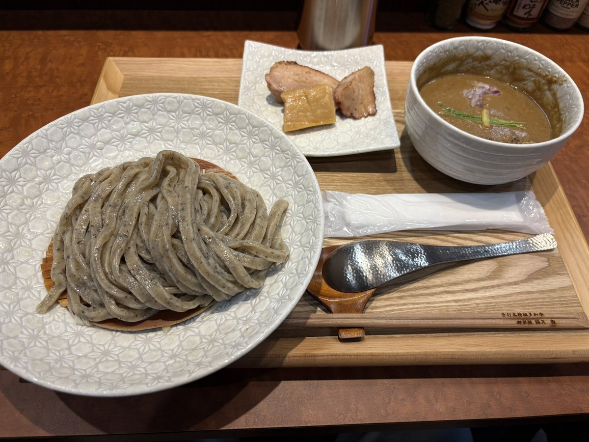 sa_kars's tweet photo. 昼🍜
埼玉の名店『御影麺 鏑矢』さん

美味❗️
つけ麺あんまり好きじゃなかった俺が「並じゃ足らなかった！」と後悔する程。
少ない人数で食べ方の説明等してくれるスタッフさんたちの優しさにも感謝👍 https://t.co/W7Aj6ZM0A3