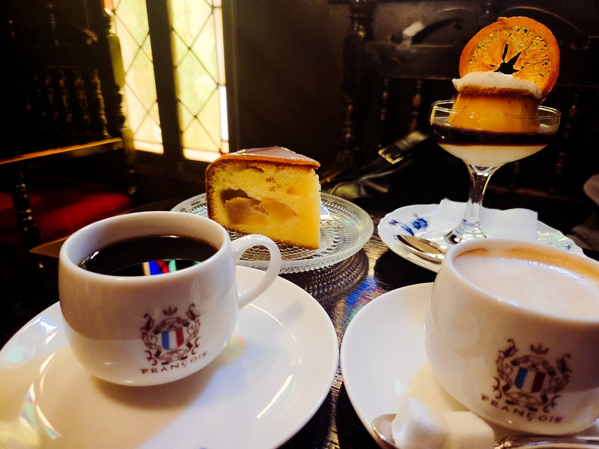 hituji_no_'s tweet photo. 昨日、ちょっと用事で関西へ。
前日連絡したらいいよーって言ってくださって、はとさんとカフェしてきた。
アクキー頂いてニコニコの羊です(  ´˘`  ) https://t.co/KjLrs6DHeH