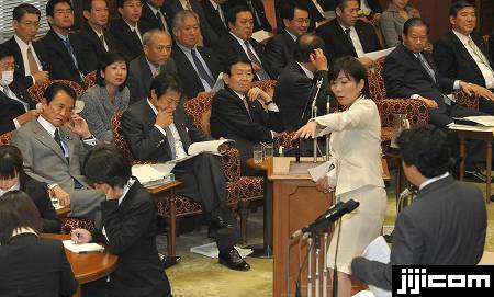 7Znv478Zu8TnSWj's tweet photo. 野党議員が一方的に質問し、逆質問もディベートも許されない国会ルールによって、国会審議は正義の味方コスプレの政治ショーになりがち。

裏を取らずに週刊誌ネタで大騒ぎしても、免責特権があり名誉毀損や侮辱罪に問われないので人権侵害＋反日無罪＋反基地無罪＋反政府無罪が許される空間。

SNS時代になり、そういう無責任な議員に批判が集中すると「誹謗中傷が多いので法的手段を取る」と威嚇。

「免責特権を持つオレの誹謗中傷は許されるが、オマイラ国民の批判は断じて許さん💢」というスタイルｗｗｗ