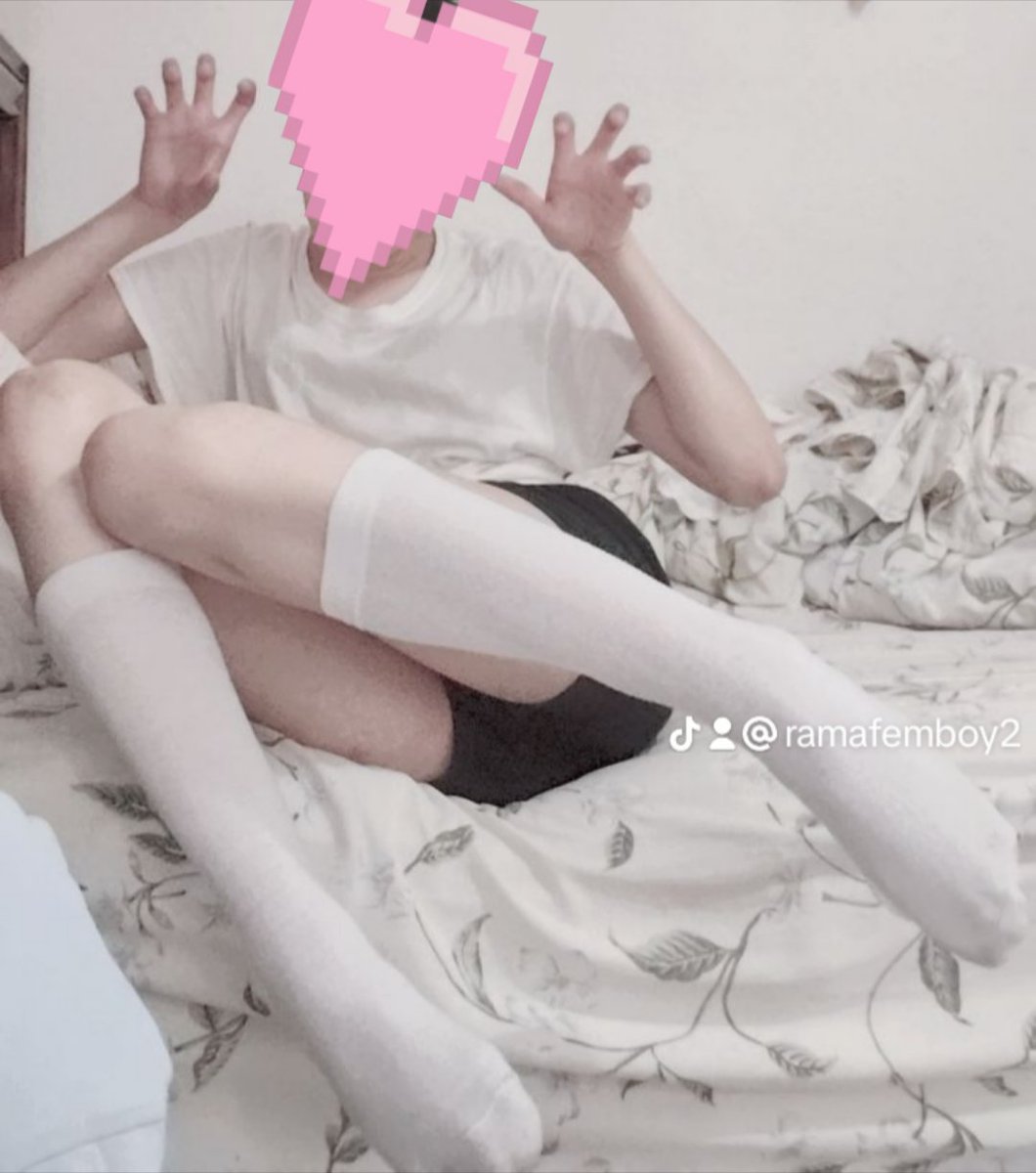rastamabfem's tweet photo. HOLAAAAA
#femboy #piernas #calcetas #socks #trap #short https://t.co/ak8E6XdnLo