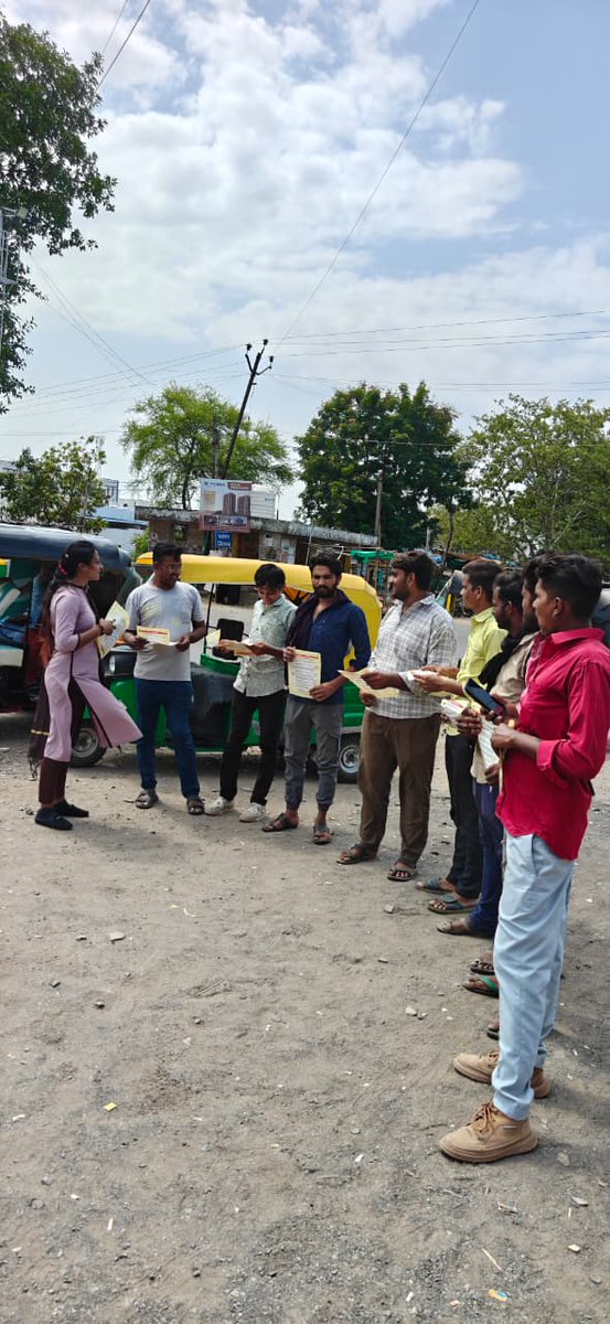 artobharuch's tweet photo. #roadsafety તા 20 06 2026 ના રોજ  ચાવજ ફાટક રોડ પાસે ભરૂચ આરટીઓ દ્વારા અકસ્માત નિવારણ હેતુ રીક્ષા-ડ્રાયવરોને  પેમ્ફલેટનું વિતરણ કરી માર્ગ સલામતી અંગેનું માર્ગદર્શન આપવામાં આવ્યુ
@CMOGuj
@sanghaviharsh
@pravinmalibjp
@GRSAofficial
@CollectorBharch
@BharuchPolice https://t.co/xyw3I2KH6r