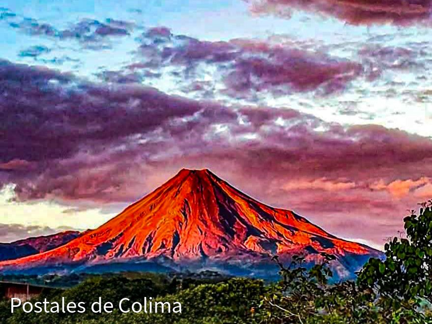 PostalesColima's tweet photo. 🌅 Desde la Laguna El Naranjal, el atardecer regala una vista espectacular del Volcán de Fuego de Colima. Colores, tranquilidad y naturaleza se combinan para crear una de las postales más hermosas de Colima. 🌋✨ https://t.co/uVC5w1EBIX
