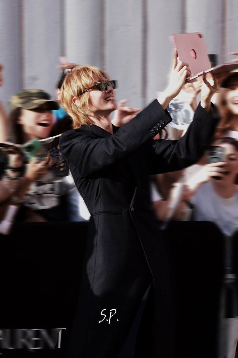 luvmewtinie's tweet photo. @AboutMusicYT Martin perfectly captures the luxurious atmosphere of YSL. His visuals and confidence make this look truly unforgettable.
#MARTINxSaintLaurent #MARTINatSaintLaurentSS27 #MARTIN @ysl @cortis_bighit https://t.co/2Z4pfEzzan