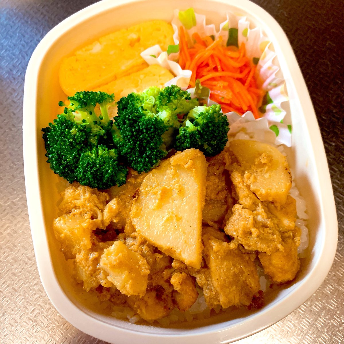 3210_7a's tweet photo. 息子のお弁当撮り忘れたけど、自分用にもお同じタンドリーチキンのお弁当作ってきた🐓⸒⸒ https://t.co/QMfR5fLZv5