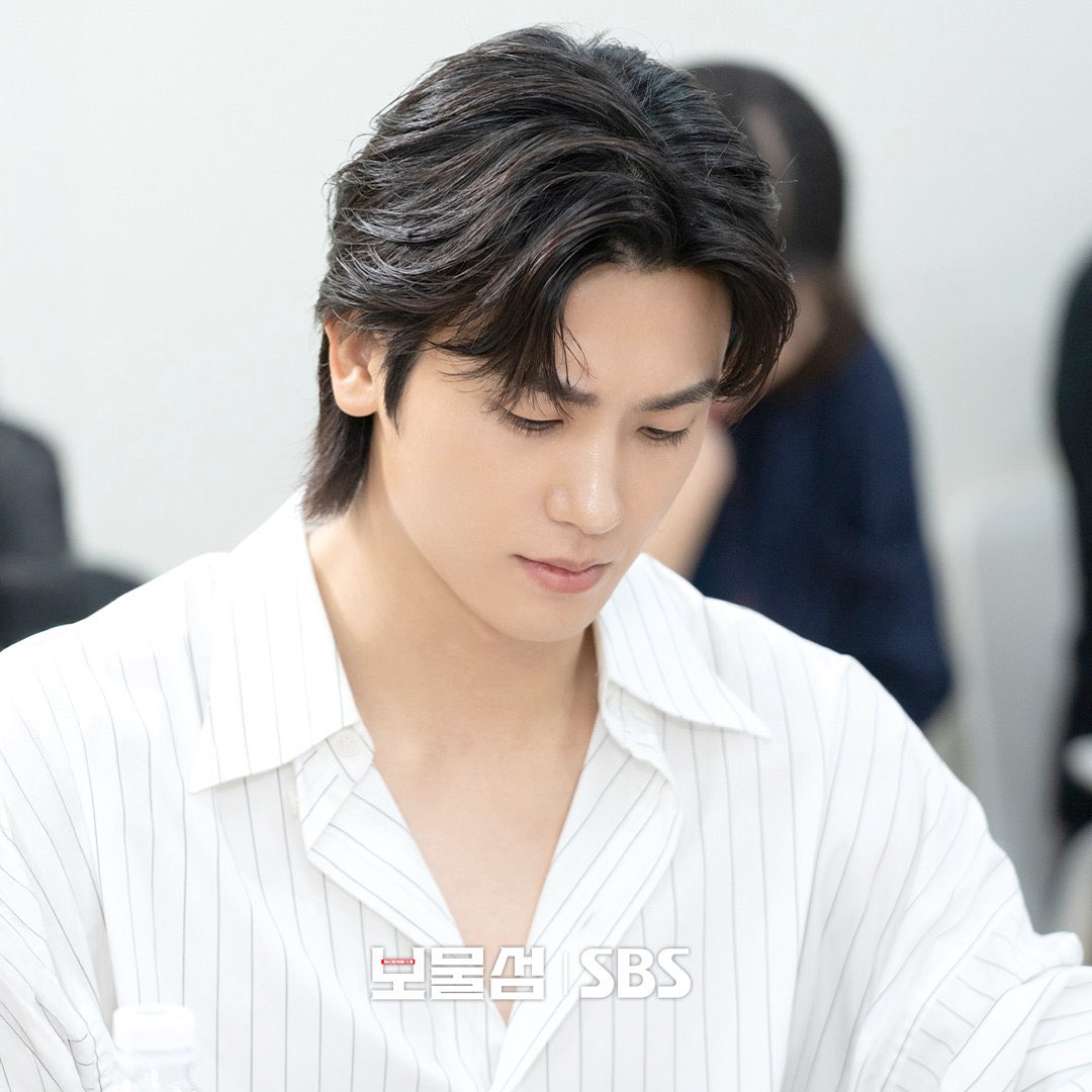 whitepeonies1's tweet photo. @Sikrendipity idk why but he looks extra fine to me when he’s in a simple white tee or white polo https://t.co/gM1pDjx2XF