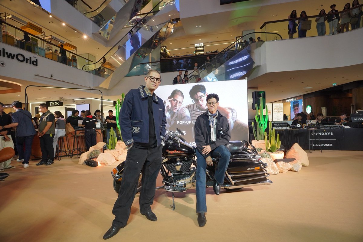 ANiceEnt's tweet photo. ‘มาริโอ้-มาร์โค’ ปลื้มแฟนคลับล้นลาน Central World
ควงคู่เปิดตัวแว่นสุดคูล OWNDAYS | CARNIVAL 
ลั่นโดนใจคนรักสไตล์อเมริกันวินเทจ

#OWNDAYS #OWNDAYSThailand
#มาริโอ้เมาเร่อ​​ #MarioMaurer
#มาร์โคเมาเร่อ

ผ่านพ้นไปแล้วอย่างยิ่งใหญ่และประสบความสำเร็จอย่างงดงาม สำหรับงานเปิดตัวคอลเลกชันแว่นตาลิมิเต็ดอิดิชันระดับปรากฏการณ์ "OWNDAYS | CARNIVAL" ซึ่งถือเป็นครั้งแรกที่ บริษัท โอนเดส์ (ประเทศไทย) จำกัด แบรนด์ร้านแว่นตาชั้นนำจากประเทศญี่ปุ่น ได้จับมือกับแบรนด์สตรีทแวร์แถวหน้าของไทยอย่าง CARNIVAL รังสรรค์คอลเลกชันพิเศษที่วางจำหน่ายเฉพาะในประเทศไทยเท่านั้น โดยงานนี้ได้รับความสนใจจากสื่อมวลชน เหล่าแฟชั่นนิสต้า และแฟนคลับที่มารอต่อคิวเข้าร่วมงานและเลือกซื้อสินค้ากันอย่างเนืองแน่นจนล้นลานกิจกรรม ณ ศูนย์การค้า Central World โซน Beacon 3 ชั้น 1

🔗https://t.co/FVNQOx20SU