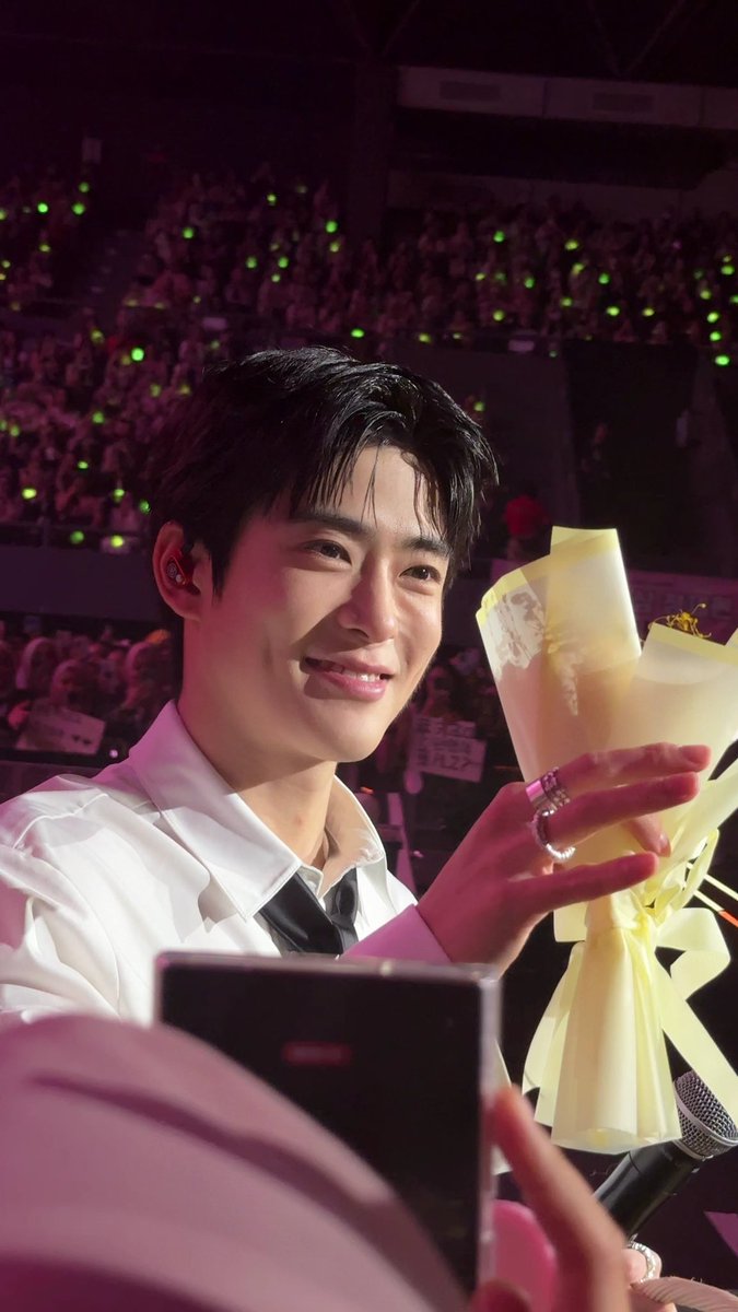 letmevalentineu's tweet photo. หล่อเป็นแก้วเป็นแสง https://t.co/9VbWRZR1as
