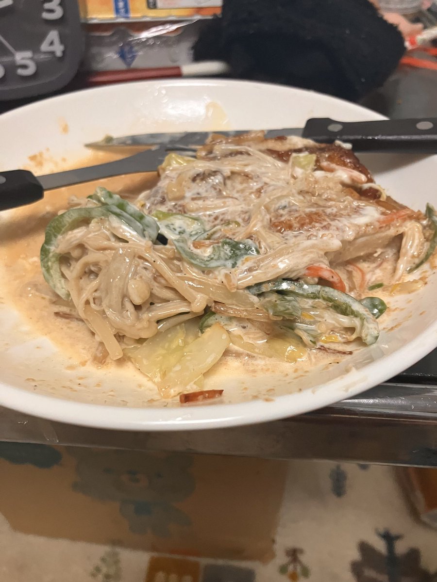 kyuseishuKA's tweet photo. 贅沢に鳥をバターで焼き
当然にエノキともやし野菜もバターで炒めて　　からの？さらに？ほんまに？

ゴマダレで晩酌してます

へへへっ　へへっ https://t.co/jkYV3NAgIa
