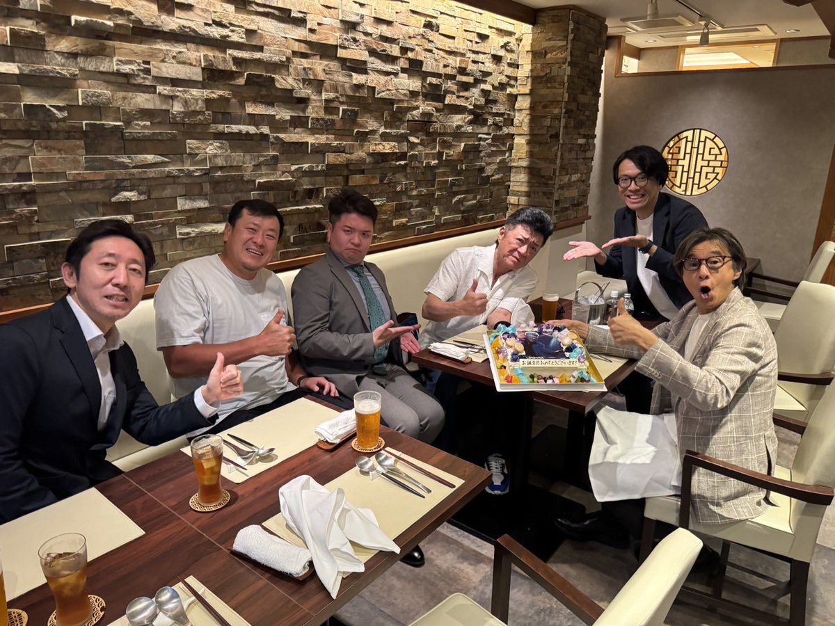 Oreda1962's tweet photo. 昨夜はavexの遠藤さん
マネージャー
ライツの人見社長に
誕生祝いをしてもらった❗️
見事なまでに野朗だけw
楽しい宴でした
ありがとうございました❗️
そして
GACTからも、祝いの言葉と
GACT認定の極のお茶を頂いた
相変わらず
さりげなく決める男である👍 https://t.co/tWCLXU52TE