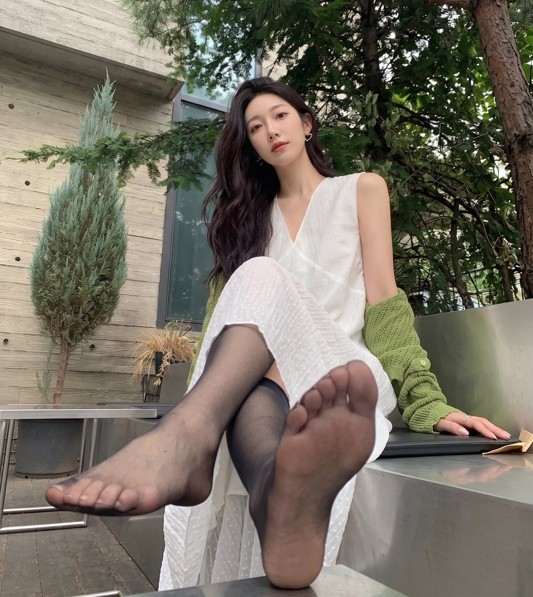 xiaoban9900's tweet photo. 为什么大家总觉得我是学生？现���的女学生已经进化到把丝袜穿得这么有女人味了吗 https://t.co/zpkObApDdy