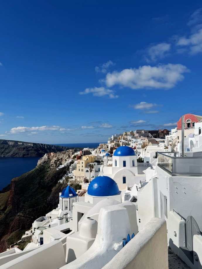 AntonioVulgo's tweet photo. Just watched the sunset paint Santorini’s white domes pink u0026 gold—warm wind in my hair, no alarms, just perfect moments. Travel days like this hit different  #Wanderlust #GreeceTrip https://t.co/7Dn2lOY2nk