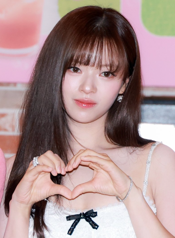 AboutMusicYT's tweet photo. TWICE's Jeongyeon reportedly met with VARO Entertainment regarding her acting career. JYP Entertainment responded that the members are currently in contract renewal discussions and that updates will be provided once everything has been finalized. https://t.co/gb7Mlu8rJd