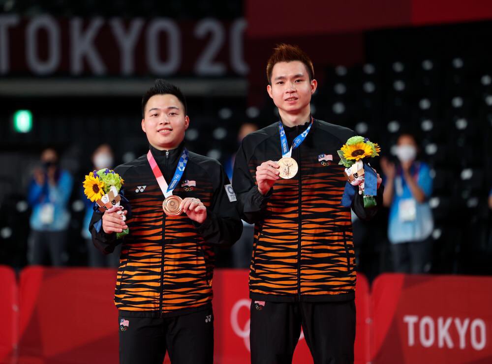 aisyahhashim__'s tweet photo. Happy Olympic Day☝🏻🏆🏅

Thank you for carrying Malaysia with such pride and passion all these years 🇲🇾

I’ll always be cheering for both of you and truly hope LA2028 will be the year your Olympic dream comes true 🥇✨ @aaronchiatf24 @sohwooiyik https://t.co/umdC0azc4O